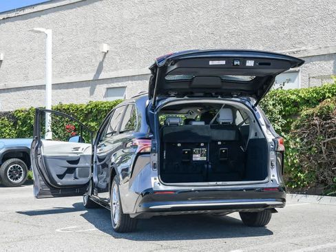 Used 2021 Toyota Sienna Limited FWD image 28