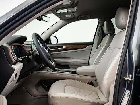 Used 2024 Volkswagen Atlas SE image 21