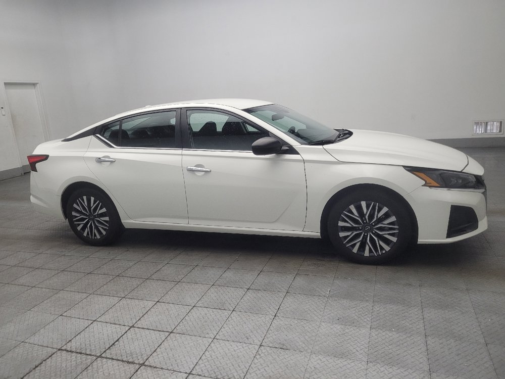 Used 2025 Nissan Altima 2.5 SV FWD image 11