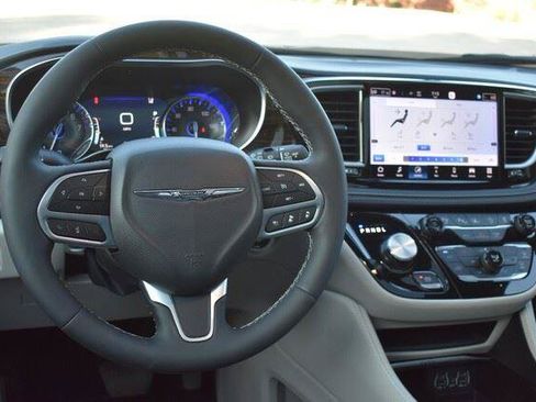 Used 2023 Chrysler Pacifica Limited AWD/4WD image 25