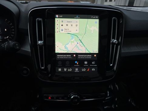 Certified 2024 Volvo XC40 B5 Plus w/ Climate Package image 33