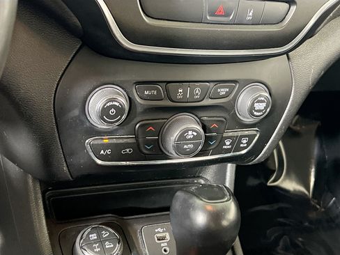 Used 2022 Jeep Cherokee Trailhawk AWD/4WD image 15