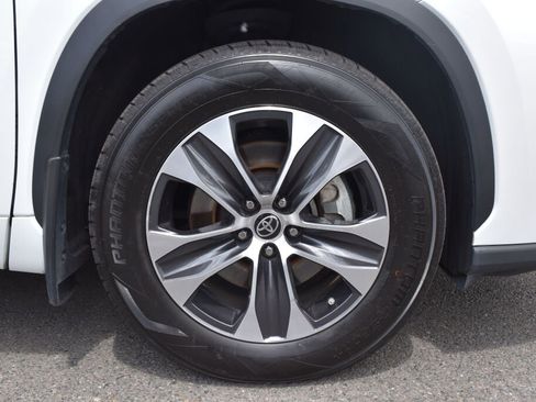 Used 2022 Toyota Highlander XLE AWD/4WD image 28