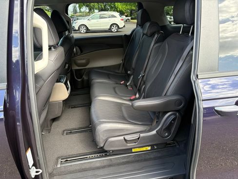 Used 2025 Kia Carnival FWD image 13