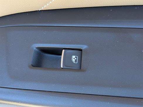 Used 2022 Volkswagen Atlas Cross Sport SE image 37