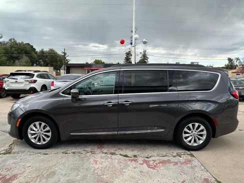 Used 2017 Chrysler Pacifica Touring-L FWD image 4
