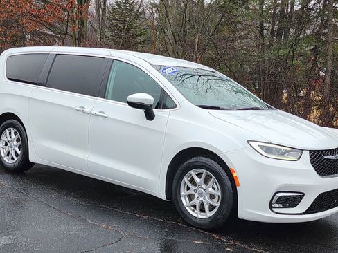 Used 2023 Chrysler Pacifica Touring-L image 8