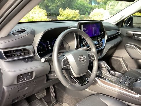 Used 2023 Toyota Highlander Limited image 12