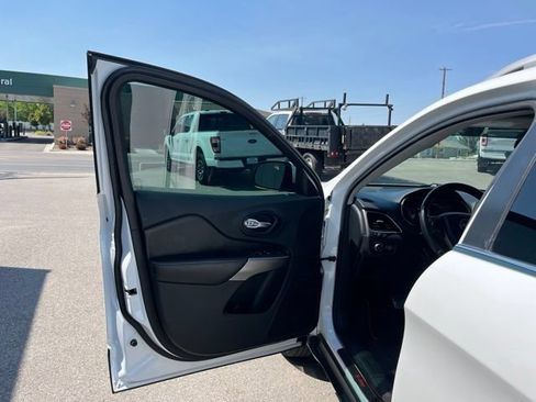 Used 2019 Jeep Cherokee Latitude Plus AWD/4WD image 26