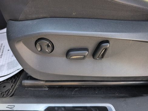 Used 2022 Volkswagen Tiguan SE R-Line image 30