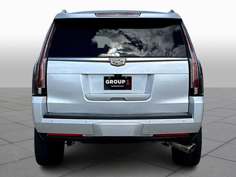 Used 2017 Cadillac Escalade Premium Luxury image 4