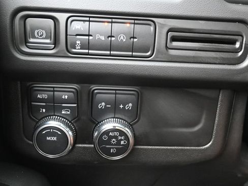Used 2023 GMC Yukon XL SLT AWD/4WD image 24