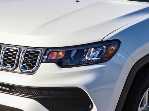 Used 2025 Jeep Compass Sport image 5