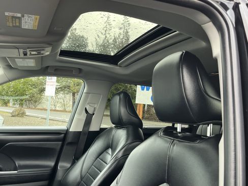 Used 2022 Toyota Highlander XLE image 18