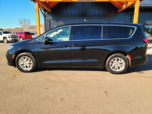 Used 2024 Chrysler Pacifica Touring-L image 23