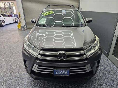 Used 2018 Toyota Highlander XLE image 8