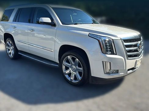 Used 2015 Cadillac Escalade Luxury image 3