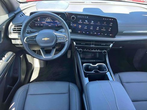 Used 2025 Chevrolet Traverse LT image 12