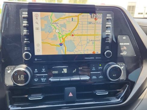 Used 2021 Toyota Highlander XLE AWD/4WD image 12