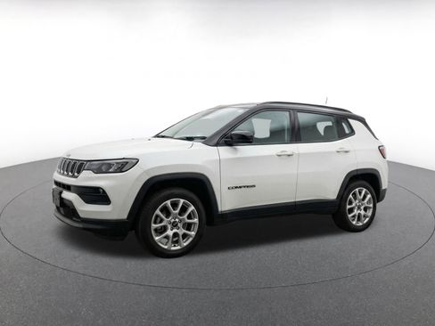 Used 2025 Jeep Compass Limited AWD/4WD image 3