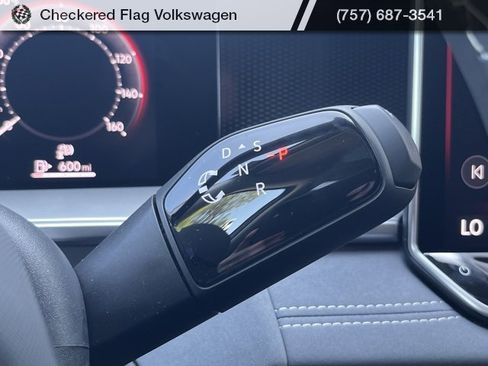 New 2025 Volkswagen Tiguan SE image 36