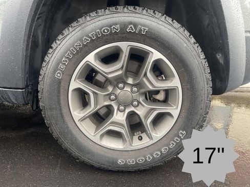 Used 2022 Jeep Cherokee Trailhawk image 6