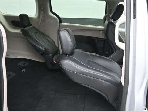 Used 2024 Chrysler Pacifica Touring-L FWD image 12