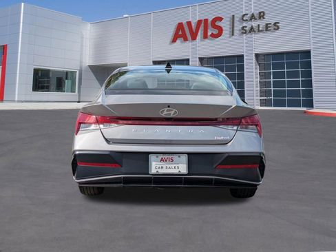 Used 2025 Hyundai Elantra Limited FWD image 5