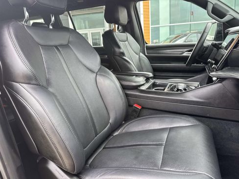 Used 2024 Jeep Wagoneer L Series II image 12