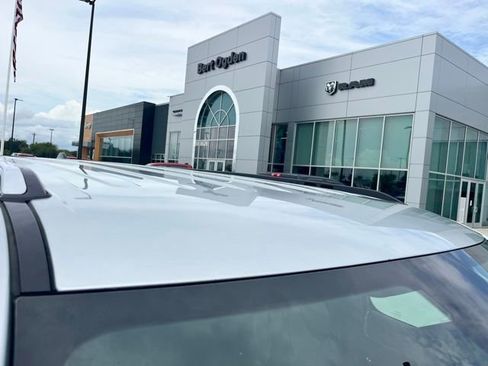 Used 2024 Jeep Wagoneer Series II w/ Flexible Seating Group RWD image 7