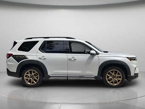 Used 2023 Honda Pilot Touring image 3