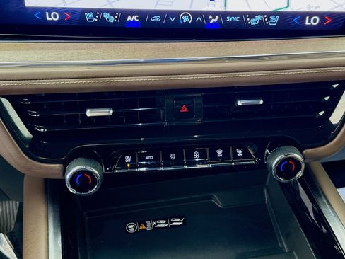 Used 2025 Chevrolet Suburban High Country AWD/4WD image 18