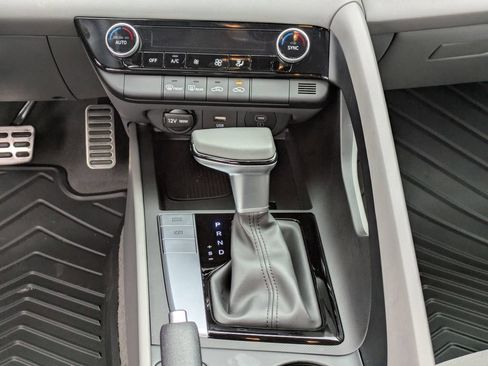 Used 2025 Hyundai Elantra Sport FWD image 16