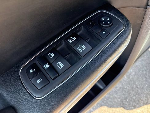Used 2023 Chrysler 300 S RWD image 11