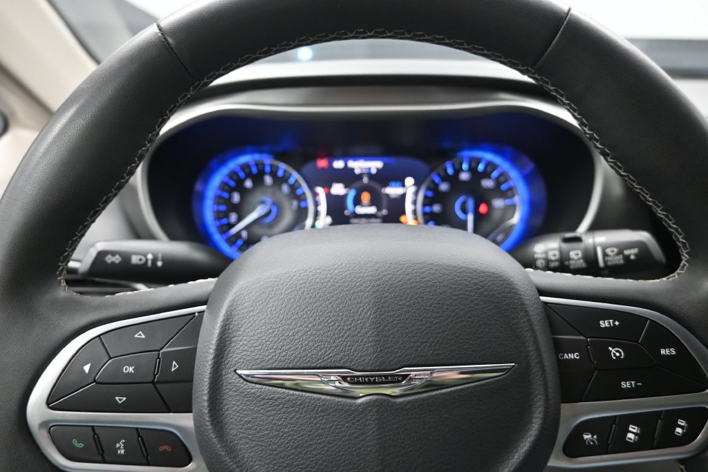 Used 2023 Chrysler Pacifica Touring-L FWD image 14