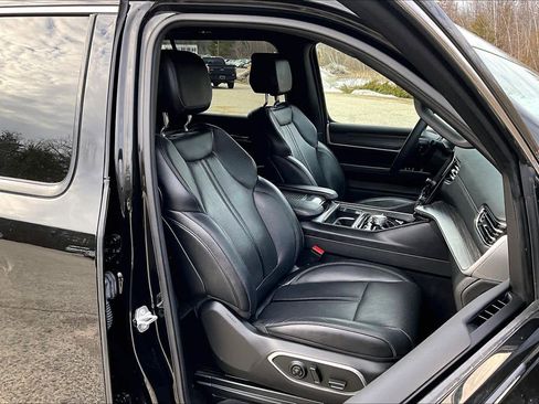 Used 2024 Jeep Wagoneer Series III w/ Flexible Seating Group image 8