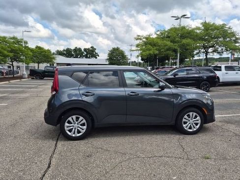 Used 2022 Kia Soul LX FWD image 2