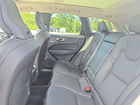 Used 2022 Volvo XC60 B5 Inscription image 14
