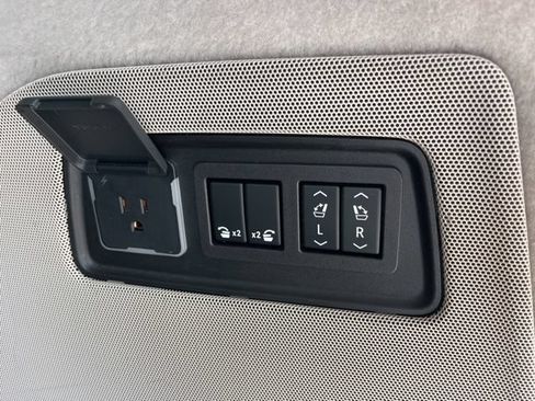 Used 2023 Cadillac Escalade ESV Premium Luxury Platinum RWD image 6