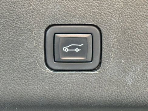 Used 2023 Chevrolet Traverse Premier FWD image 43