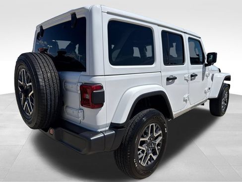 Used 2025 Jeep Wrangler Unlimited Sahara AWD/4WD image 5