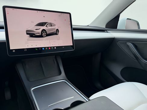 Used 2023 Tesla Model Y Long Range AWD/4WD image 43