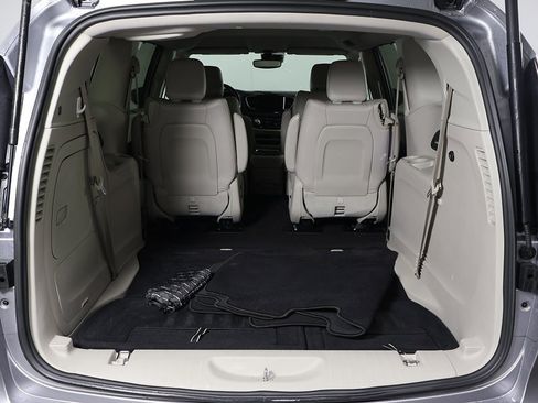 Used 2021 Chrysler Pacifica Touring-L image 17