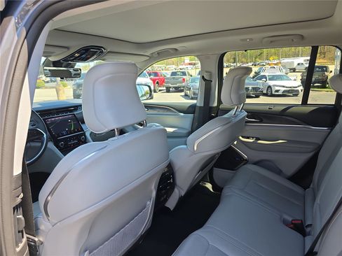 Used 2022 Jeep Grand Cherokee Overland w/ Luxury Tech Group IV image 17