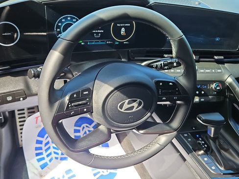 Used 2025 Hyundai Elantra SEL FWD image 13