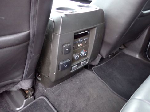 Used 2011 Lincoln Navigator 4WD image 25