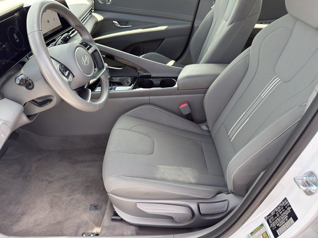 Used 2025 Hyundai Elantra SEL FWD image 11