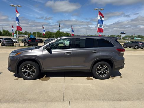 Used 2019 Toyota Highlander LE FWD image 8