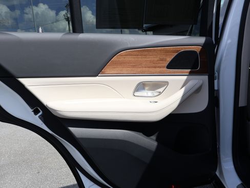 Used 2025 Mercedes-Benz GLE 450e 4MATIC image 16