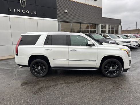 Used 2018 Cadillac Escalade Luxury image 8